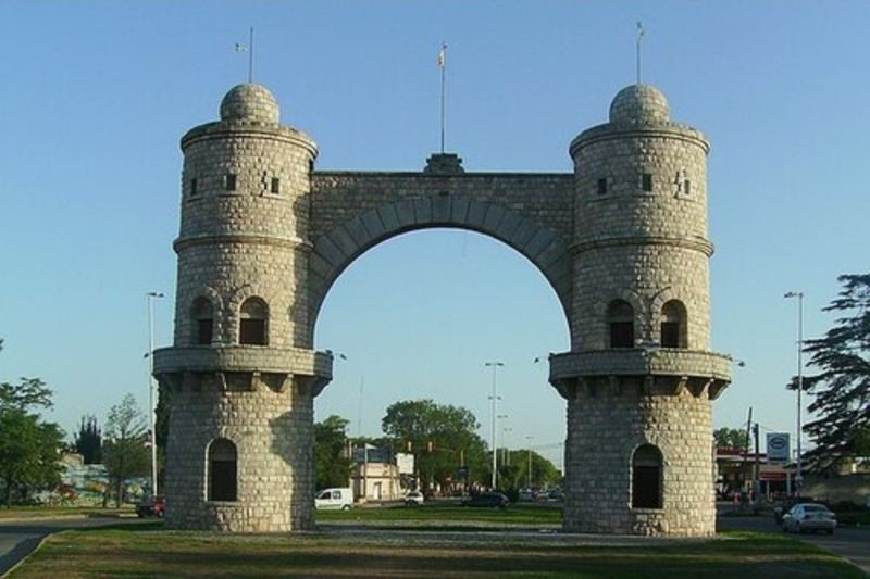 Arco de Córdoba sobre la avenida Amadeo Sabattini