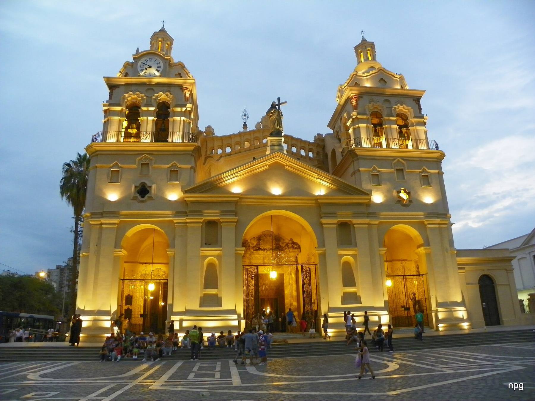 Catedral de Córdoba iluminada de noche, frente a la Plaza San Martín
