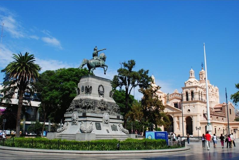 Plaza San Martín de Córdoba con el monumento ecuestre